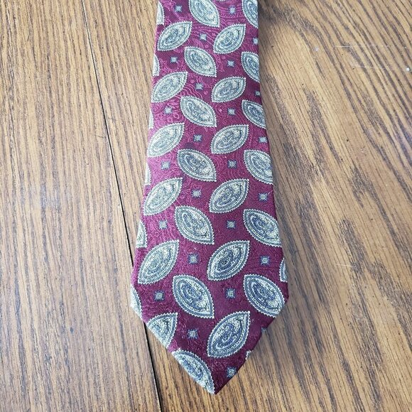 Tom James Red Paisley Pattern All Silk Necktie - Picture 1 of 6